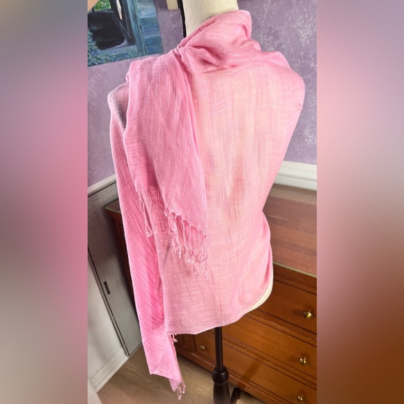 💯 % Linen Baby Pink Shawl With Playful Tassels - Picture 3 of 12